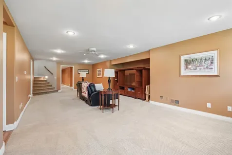 1685 Geraldine Dubuque IA 52003