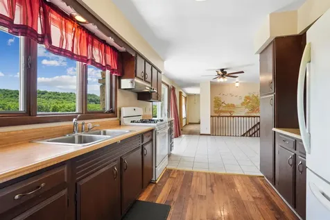 8311 Hidden Valley Dubuque IA 52003