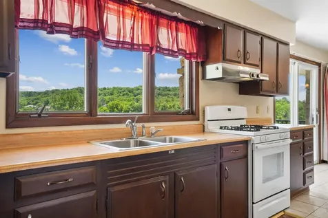 8311 Hidden Valley Dubuque IA 52003