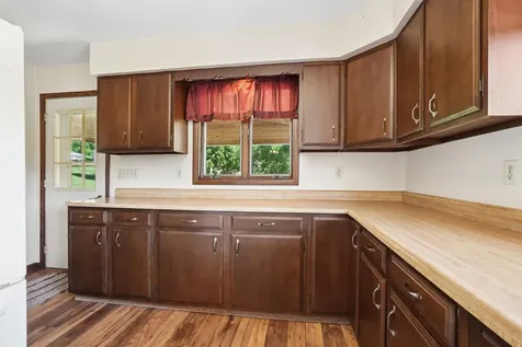 8311 Hidden Valley Dubuque IA 52003