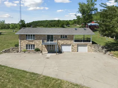 8311 Hidden Valley Dubuque IA 52003