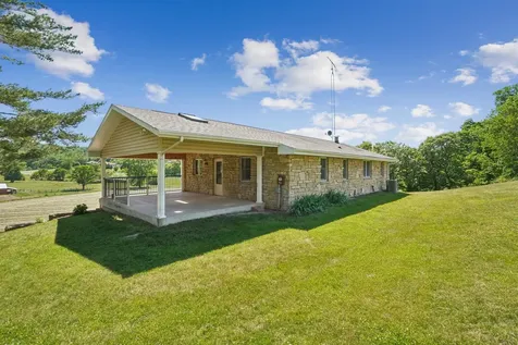 8311 Hidden Valley Dubuque IA 52003