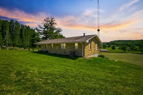 8311 Hidden Valley Dubuque IA 52003