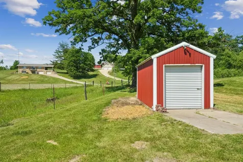 8311 Hidden Valley Dubuque IA 52003