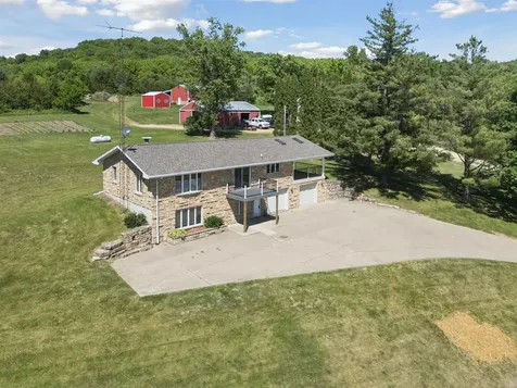 8311 Hidden Valley Dubuque IA 52003