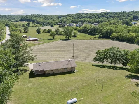 8311 Hidden Valley Dubuque IA 52003