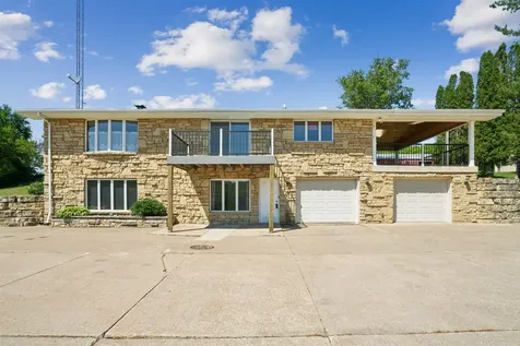 8311 Hidden Valley Dubuque IA 52003