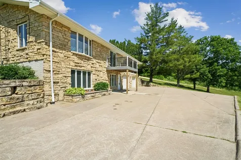 8311 Hidden Valley Dubuque IA 52003