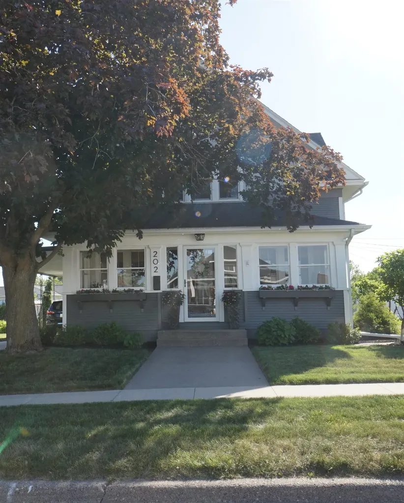 202 N 6th Bellevue IA 52031