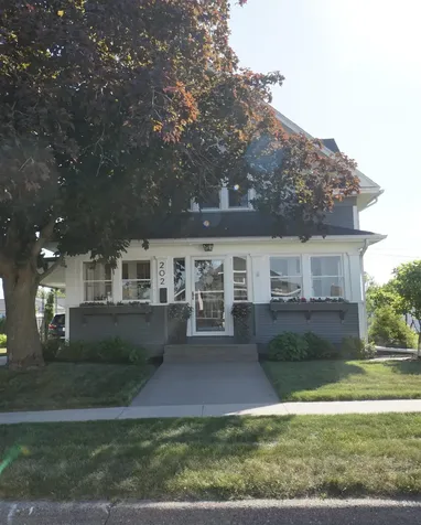 202 N 6th Bellevue IA 52031