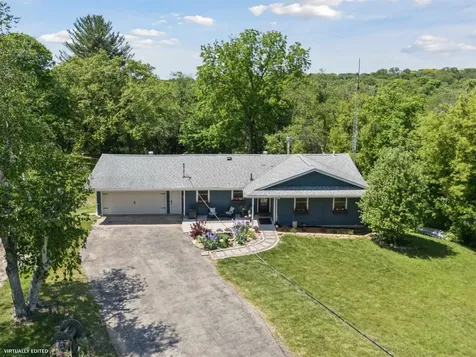 1285 Rockdale Dubuque IA 52003