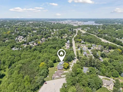 1285 Rockdale Dubuque IA 52003