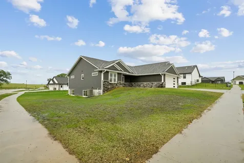 1006 Sage Oak Manchester IA 52057