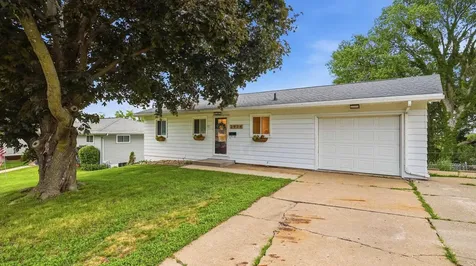 2934 Timberline Dubuque IA 52001