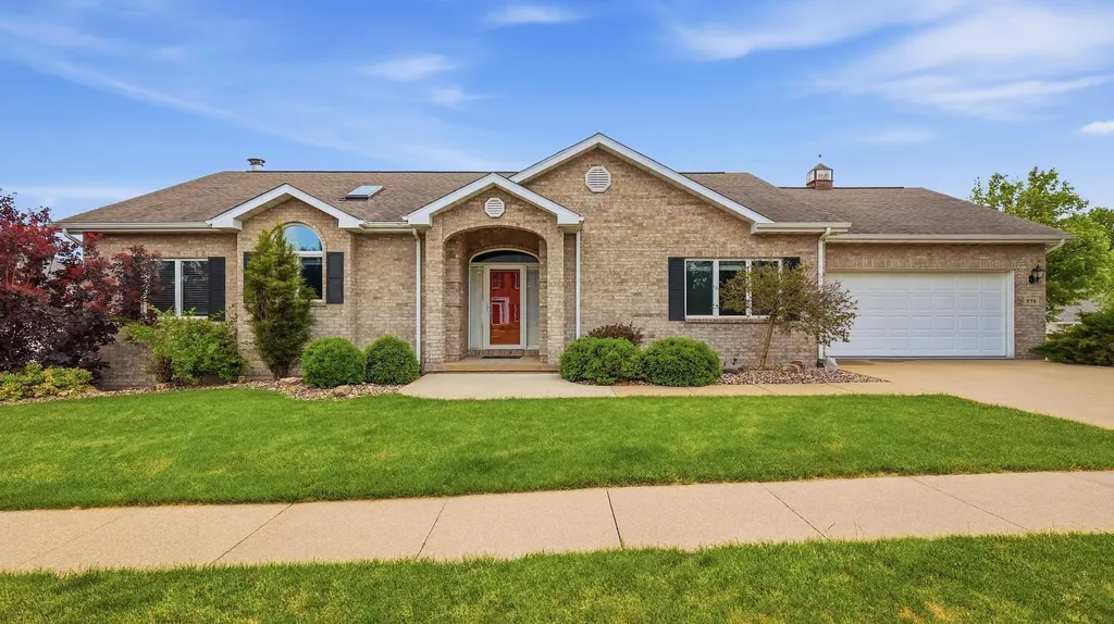 856 Elaine Dubuque IA 52003