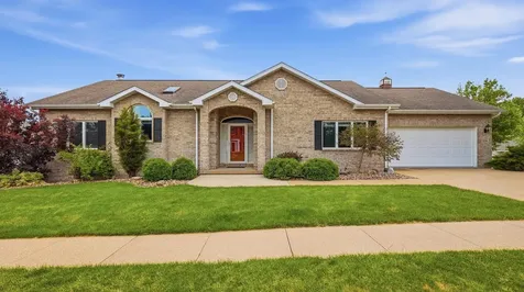 856 Elaine Dubuque IA 52003