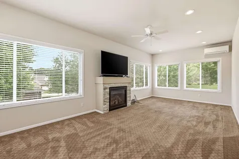 856 Elaine Dubuque IA 52003