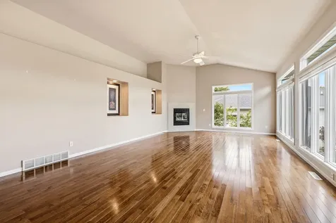 856 Elaine Dubuque IA 52003