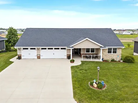 154 SE Mulberry Cascade IA 52033