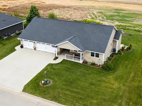 154 SE Mulberry Cascade IA 52033