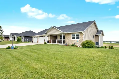 154 SE Mulberry Cascade IA 52033