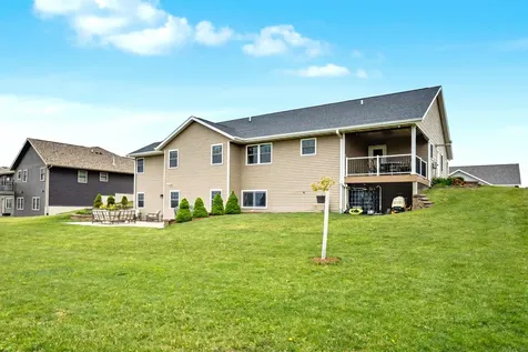 154 SE Mulberry Cascade IA 52033