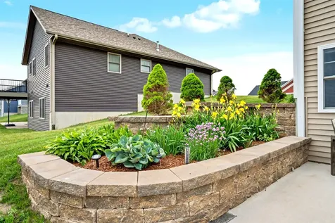 154 SE Mulberry Cascade IA 52033