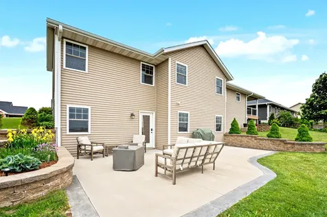 154 SE Mulberry Cascade IA 52033