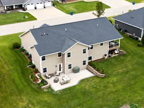 154 SE Mulberry Cascade IA 52033