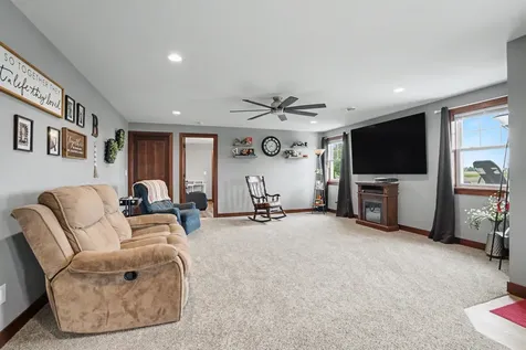 154 SE Mulberry Cascade IA 52033
