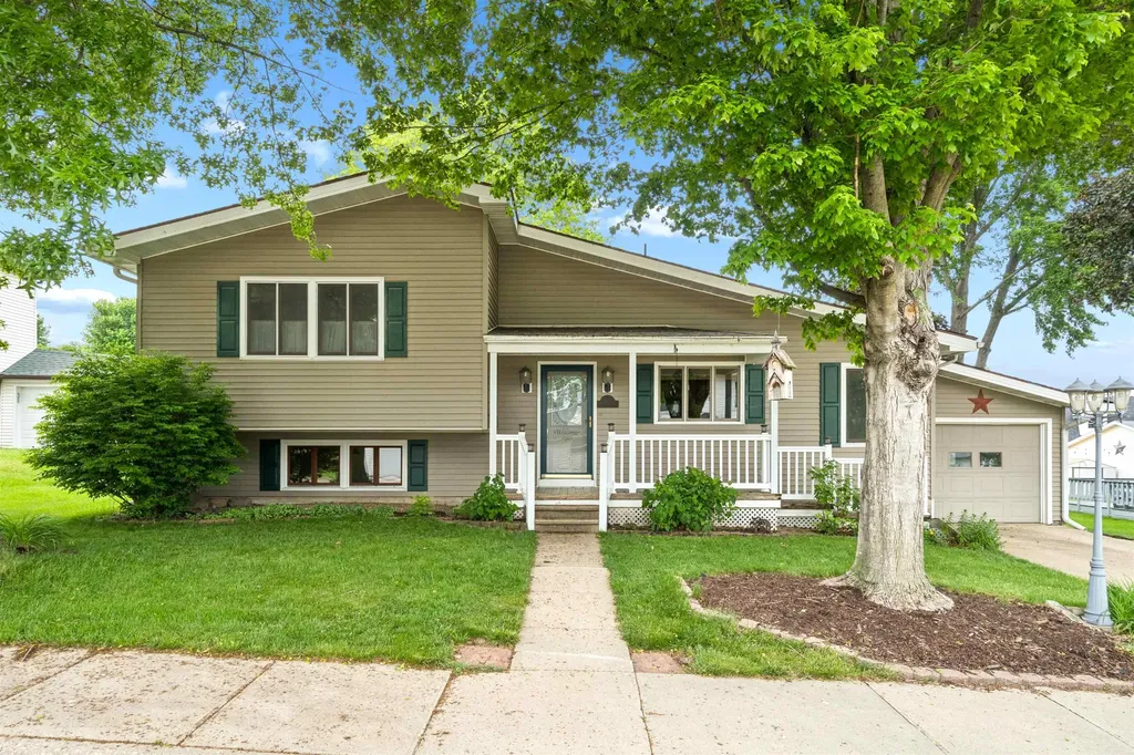 706 NW 2nd Cascade IA 52033