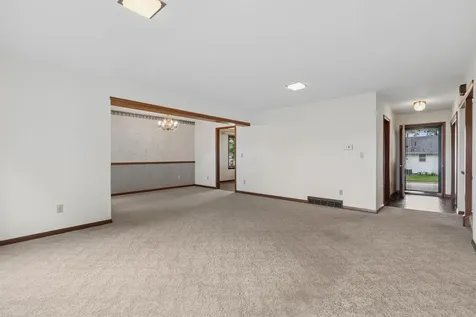 706 NW 2nd Cascade IA 52033