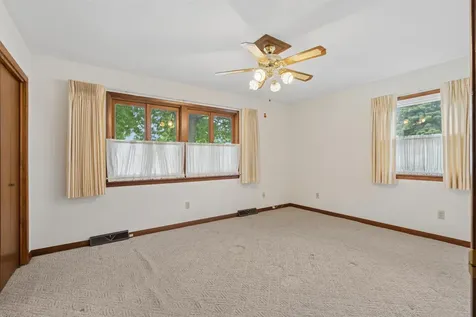 706 NW 2nd Cascade IA 52033