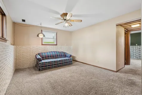706 NW 2nd Cascade IA 52033