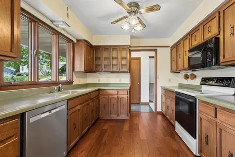 706 NW 2nd Cascade IA 52033