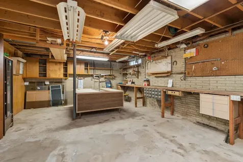 706 NW 2nd Cascade IA 52033