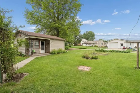 706 NW 2nd Cascade IA 52033