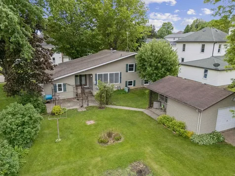 706 NW 2nd Cascade IA 52033