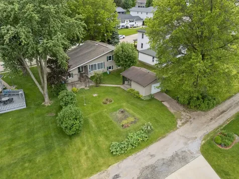 706 NW 2nd Cascade IA 52033