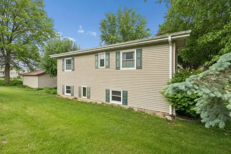 706 NW 2nd Cascade IA 52033