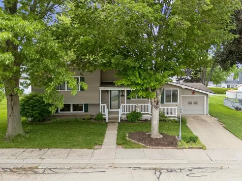 706 NW 2nd Cascade IA 52033