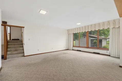 706 NW 2nd Cascade IA 52033