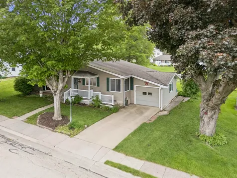 706 NW 2nd Cascade IA 52033