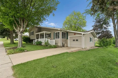 706 NW 2nd Cascade IA 52033