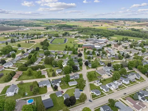 706 NW 2nd Cascade IA 52033
