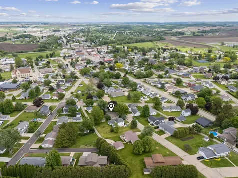706 NW 2nd Cascade IA 52033
