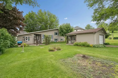 706 NW 2nd Cascade IA 52033
