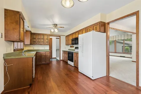 706 NW 2nd Cascade IA 52033