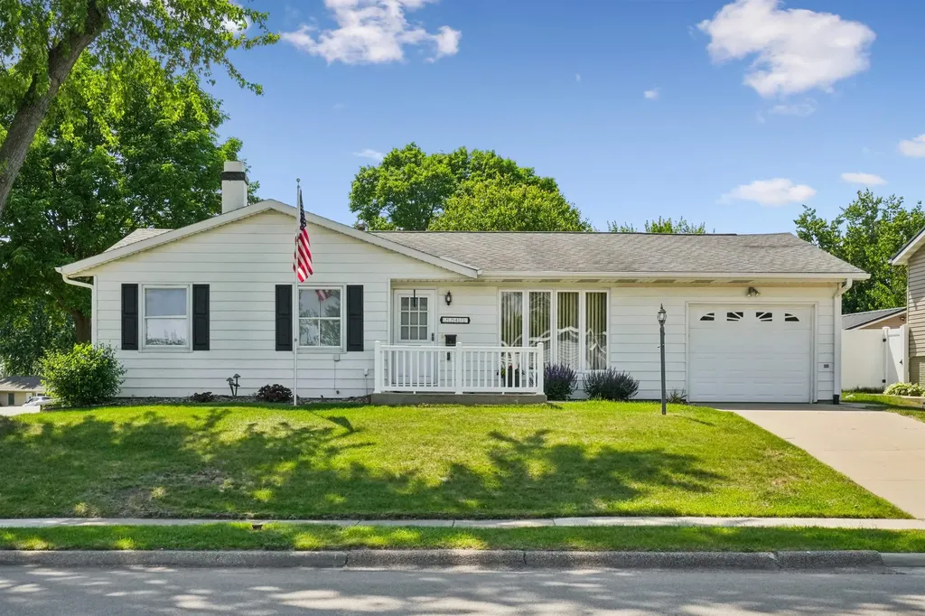 2247 Saint John Dubuque IA 52002