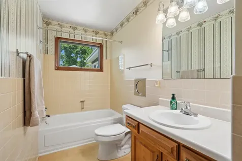 2247 Saint John Dubuque IA 52002